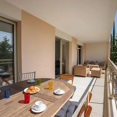 Beautiful On The Edge Of The Golf Course Apartment